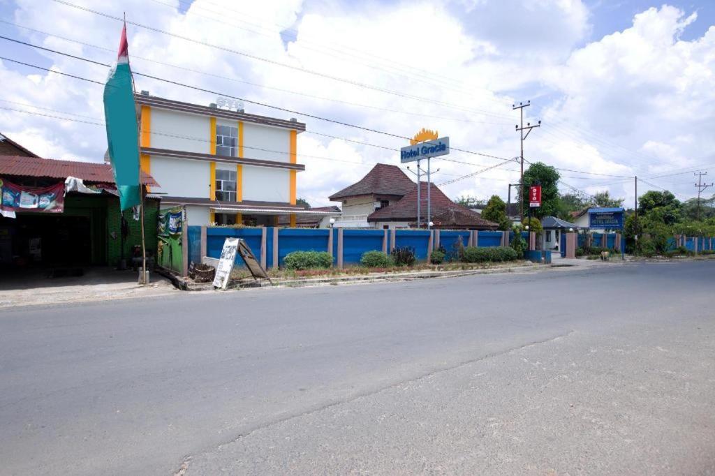 Oyo 3207 Hotel Gracia Bandar Lampung Buitenkant foto